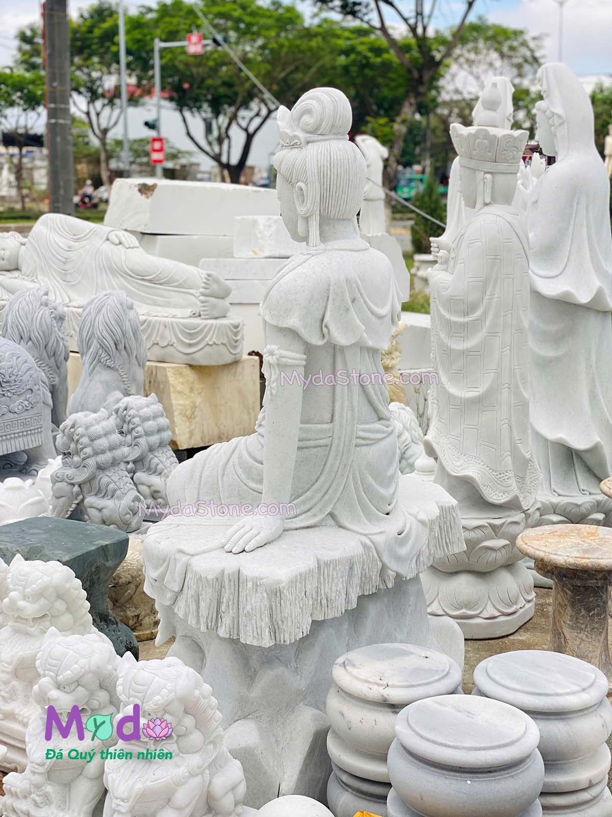 Tượng Phật Quan Âm Tự Tại đá Cẩm Thạch Trắng Xanh