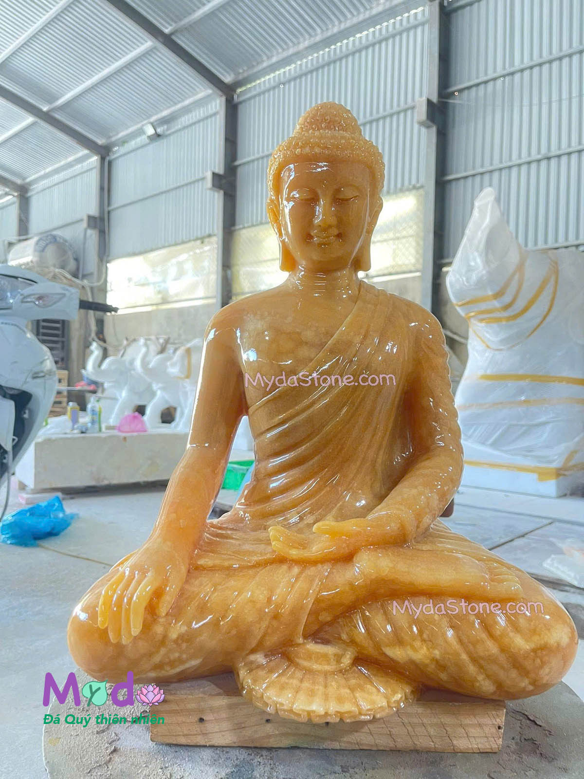 Tượng Phật Thích Ca ngồi đá Ngọc Hoàng Long