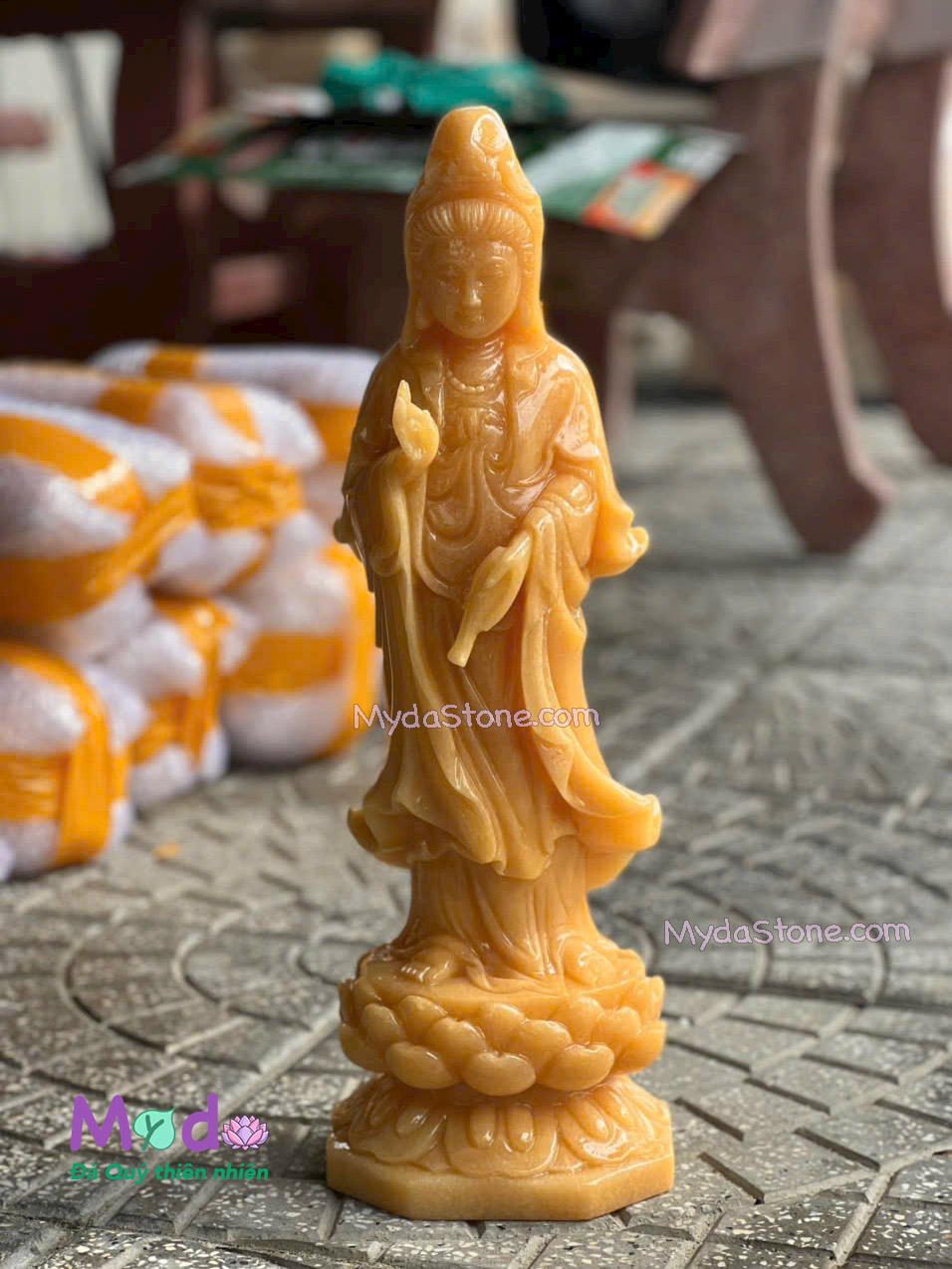 Tượng Phật Quan Âm đứng đài sen đá Ngọc Hoàng Long