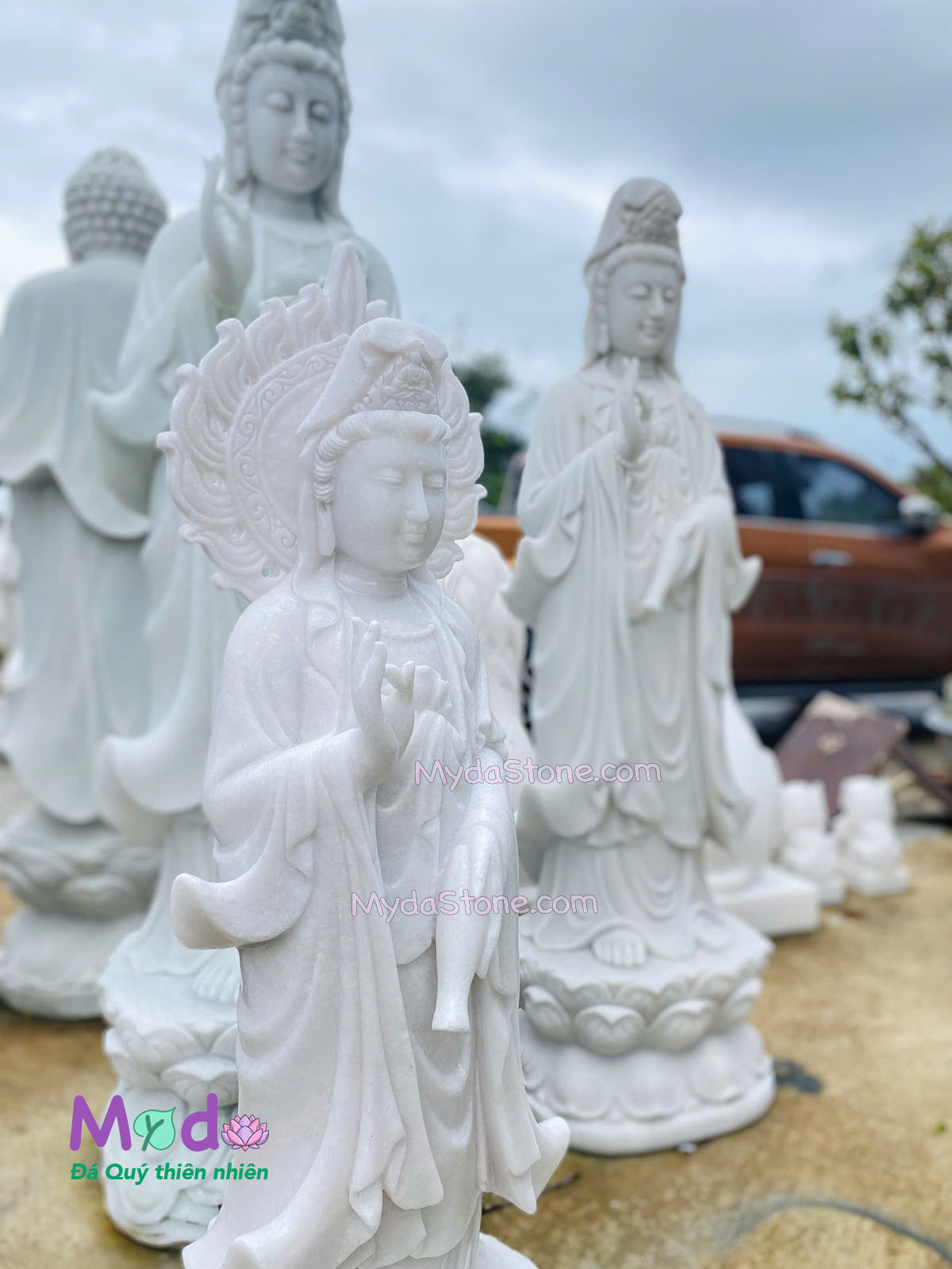 Tượng Quan Âm đứng đài sen bằng đá Cẩm Thạch Trắng