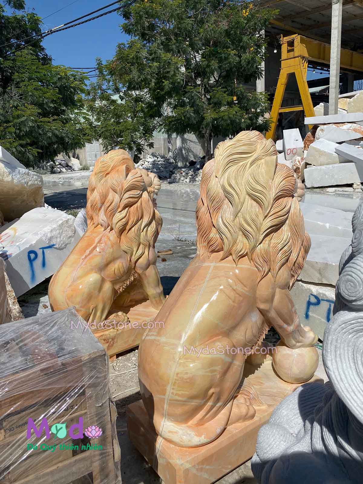 Tượng Sư Tử ngồi đá Cà Rốt Vàng