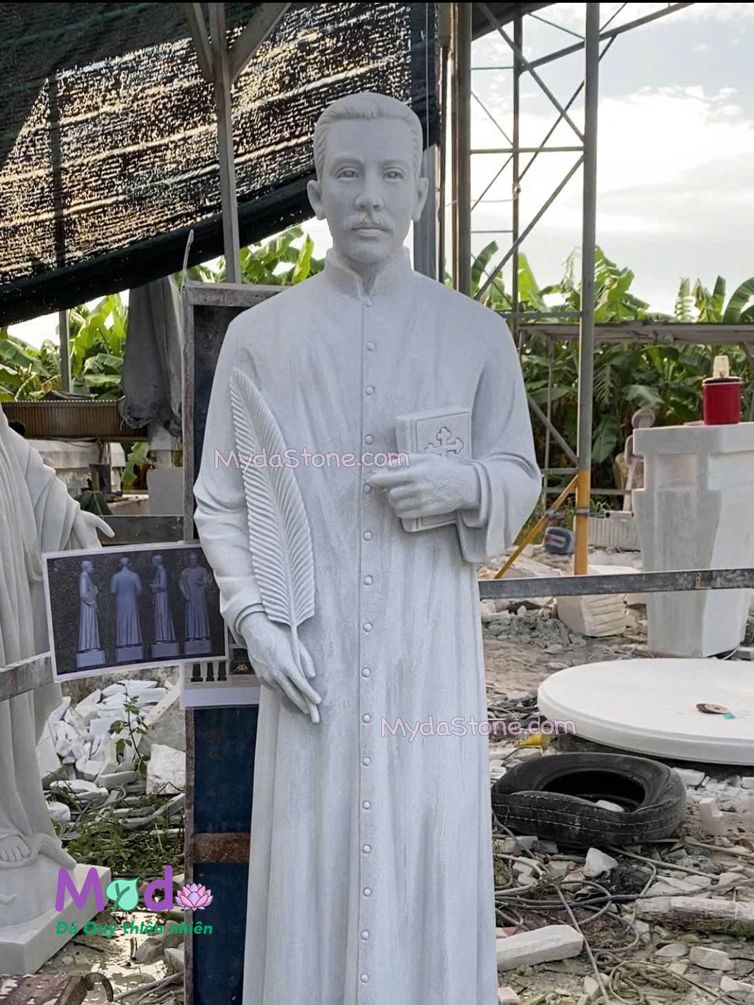 Tượng Thánh Phanxicô Xaviê đá Cẩm Thạch Trắng