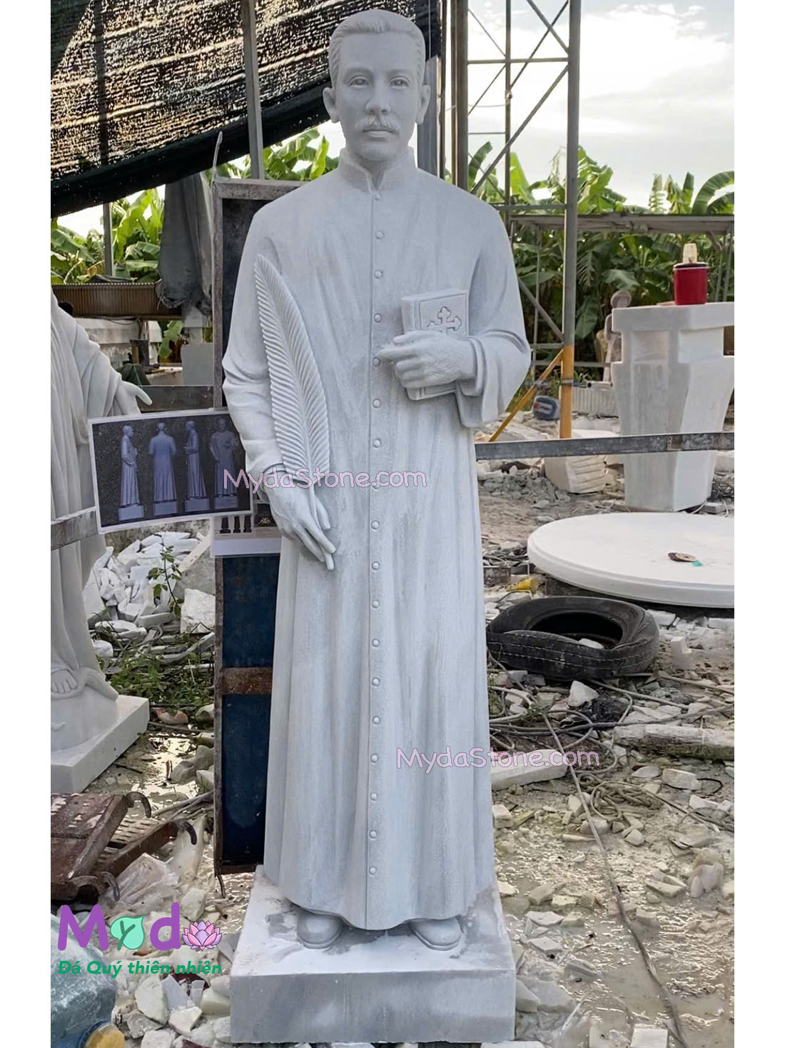 Tượng Thánh Phanxicô Xaviê đá Cẩm Thạch Trắng
