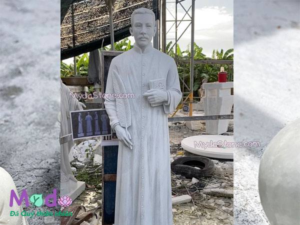 Tượng Thánh Phanxicô Xaviê đá Cẩm Thạch Trắng