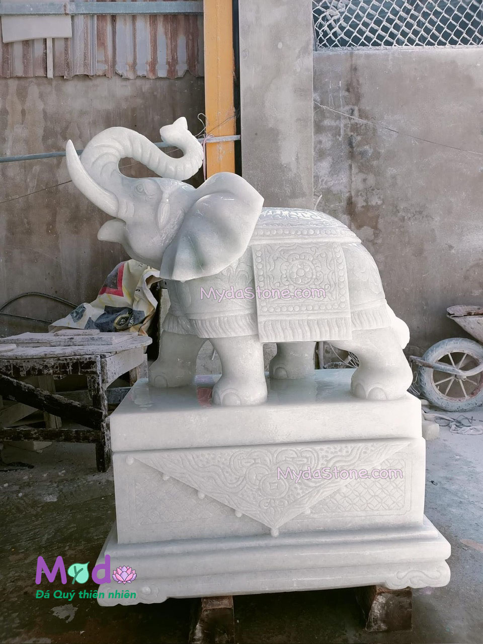 Tượng Voi đứng đá Cẩm Thạch Trắng Xanh
