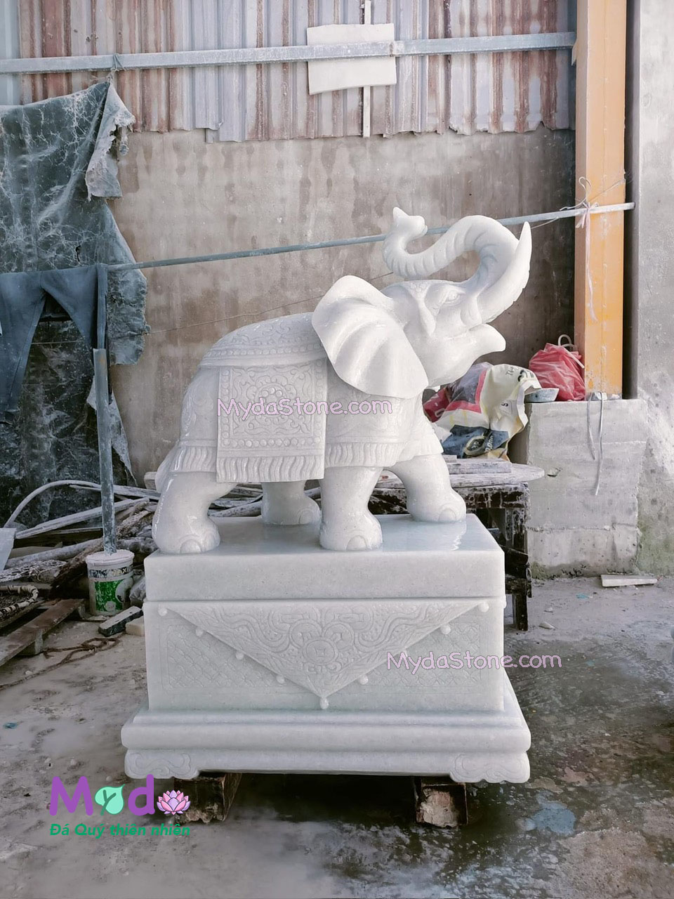 Tượng Voi đứng đá Cẩm Thạch Trắng Xanh