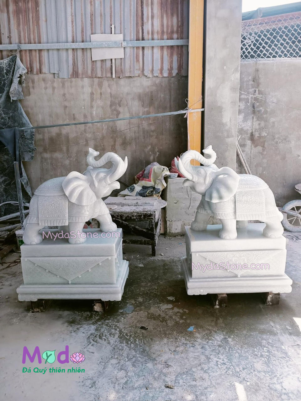 Tượng Voi đứng đá Cẩm Thạch Trắng Xanh