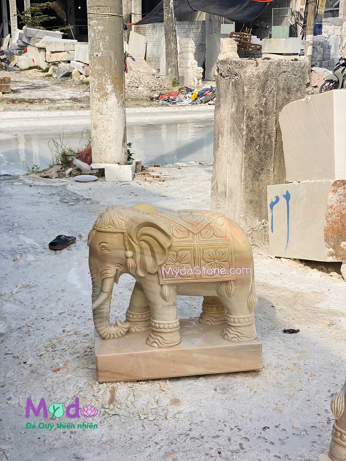 Tượng Voi đứng đá Cà Rốt Vàng