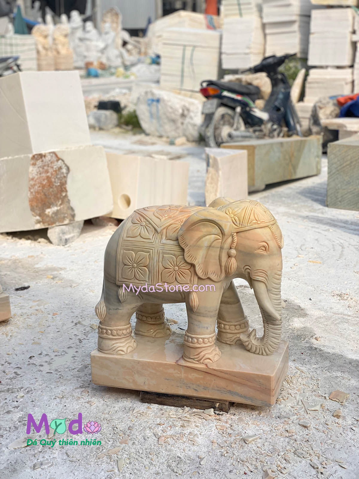 Tượng Voi đứng đá Cà Rốt Vàng