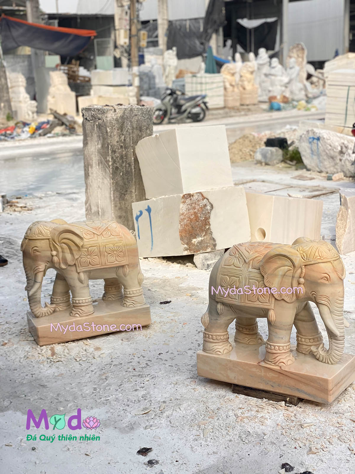 Tượng Voi đứng đá Cà Rốt Vàng