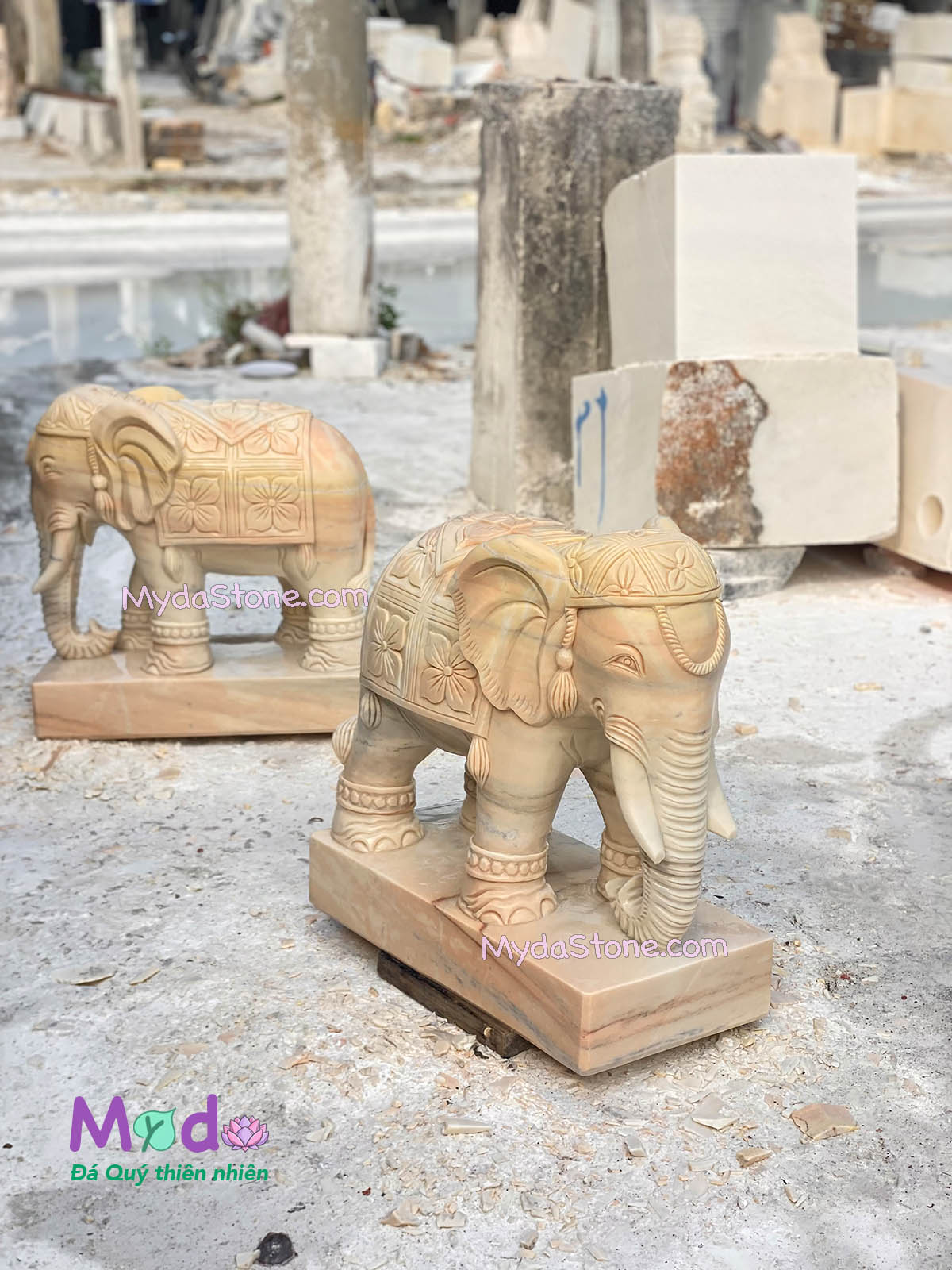 Tượng Voi đứng đá Cà Rốt Vàng