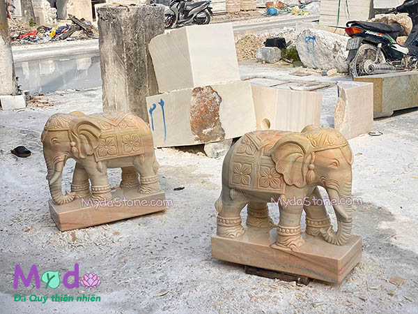 Tượng Voi đứng đá Cà Rốt Vàng