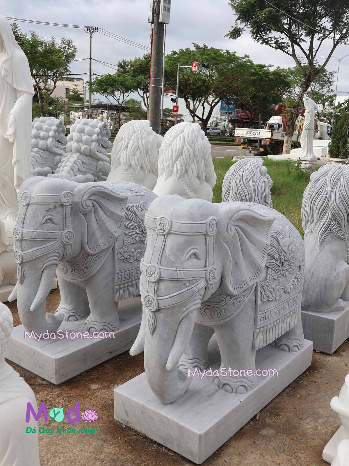 Tượng Voi đứng bằng đá Cẩm Thạch Trắng Xám