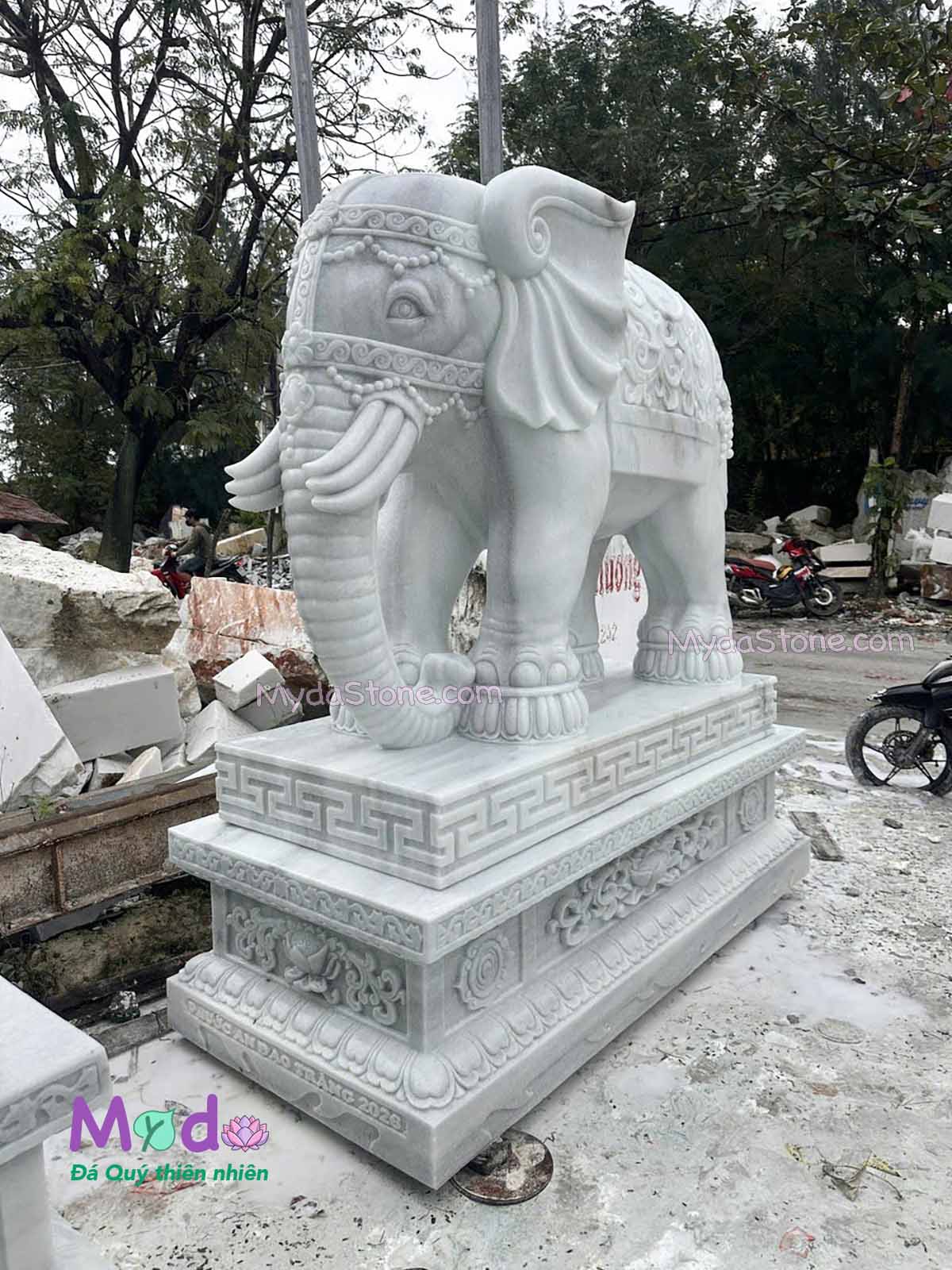 Tượng Voi đứng đá Cẩm Thạch Trắng Xanh