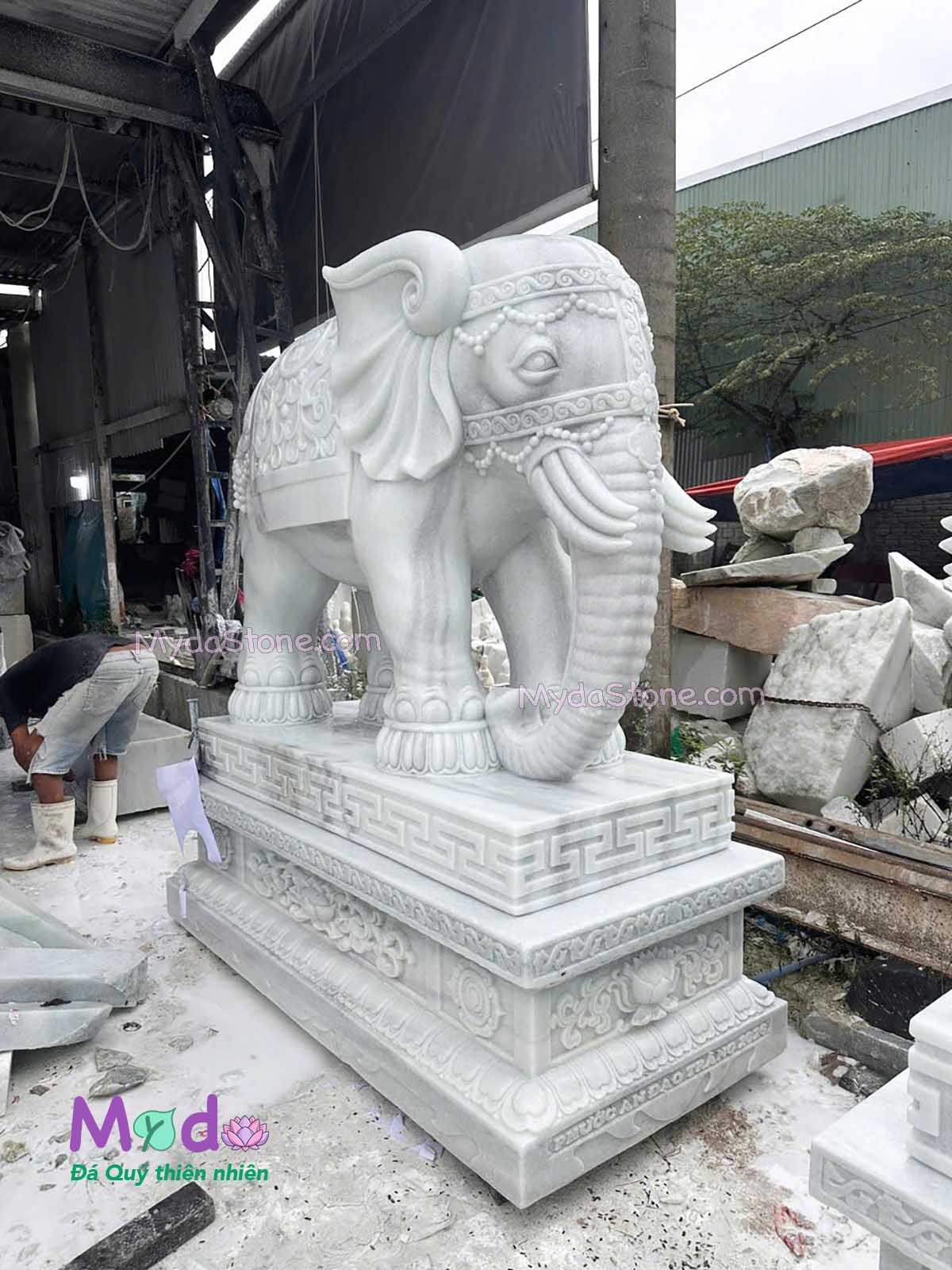 Tượng Voi đứng đá Cẩm Thạch Trắng Xanh