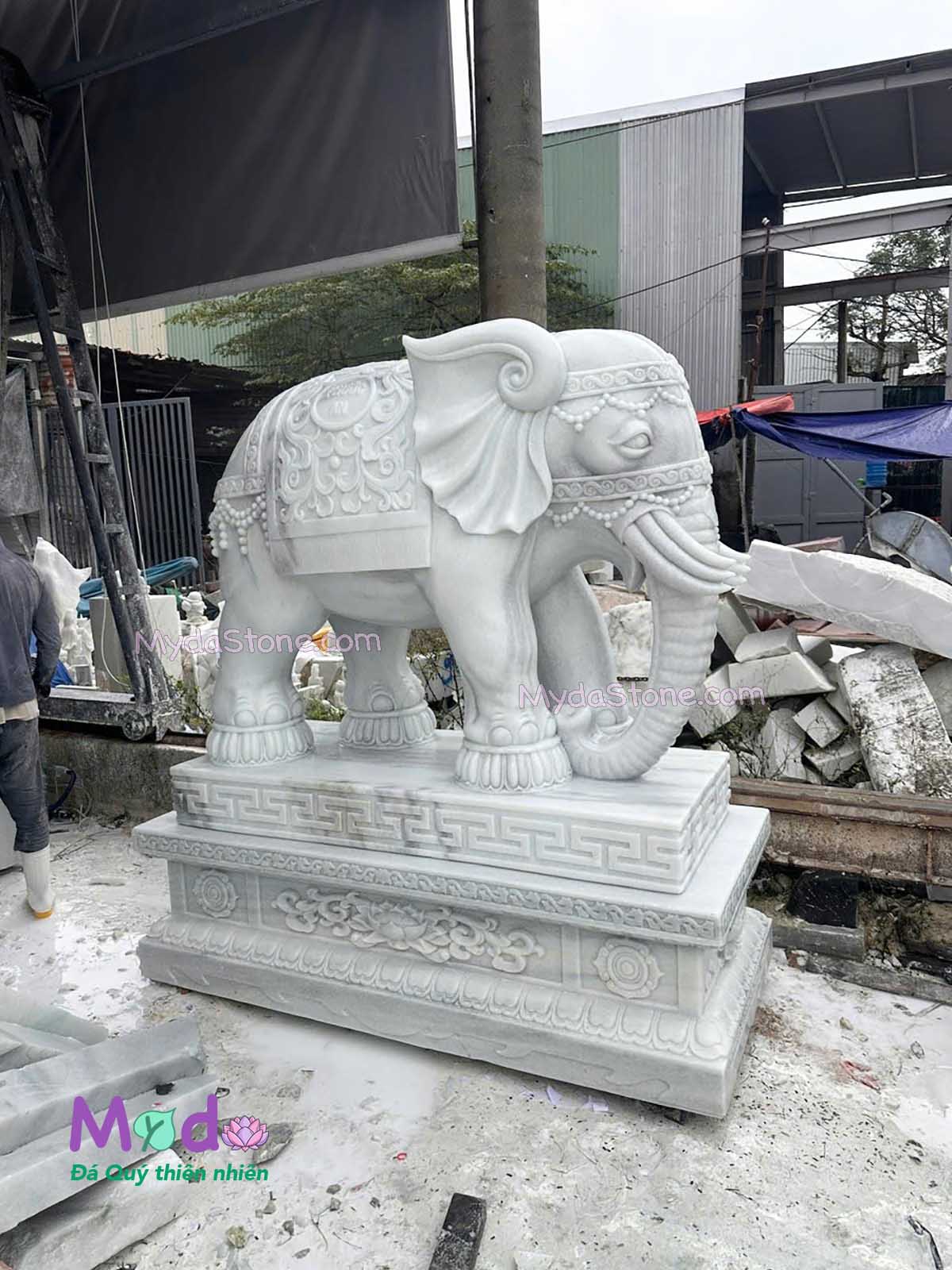 Tượng Voi đứng đá Cẩm Thạch Trắng Xanh