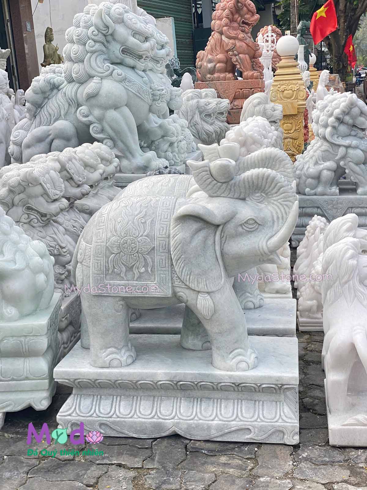 Tượng Voi đứng đá Cẩm Thạch Trắng Xanh