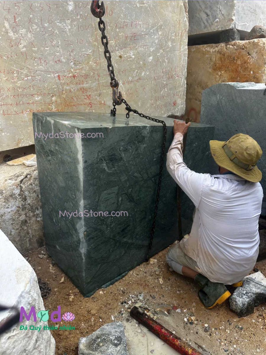 Bộ Đồ Thờ đá, Lư Hương đá tự nhiên tại Quảng Ninh